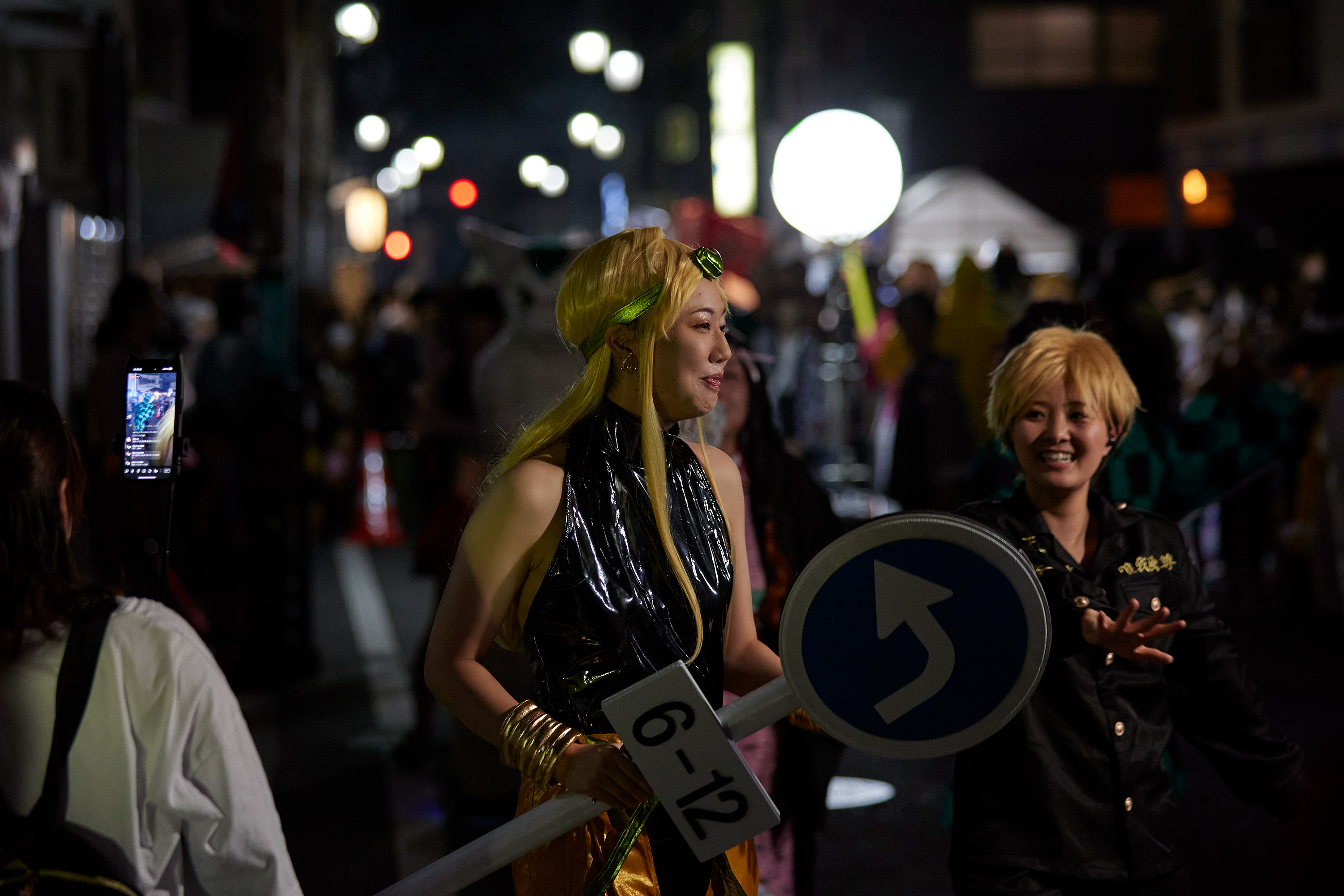 夜に輝くコスプレイヤー