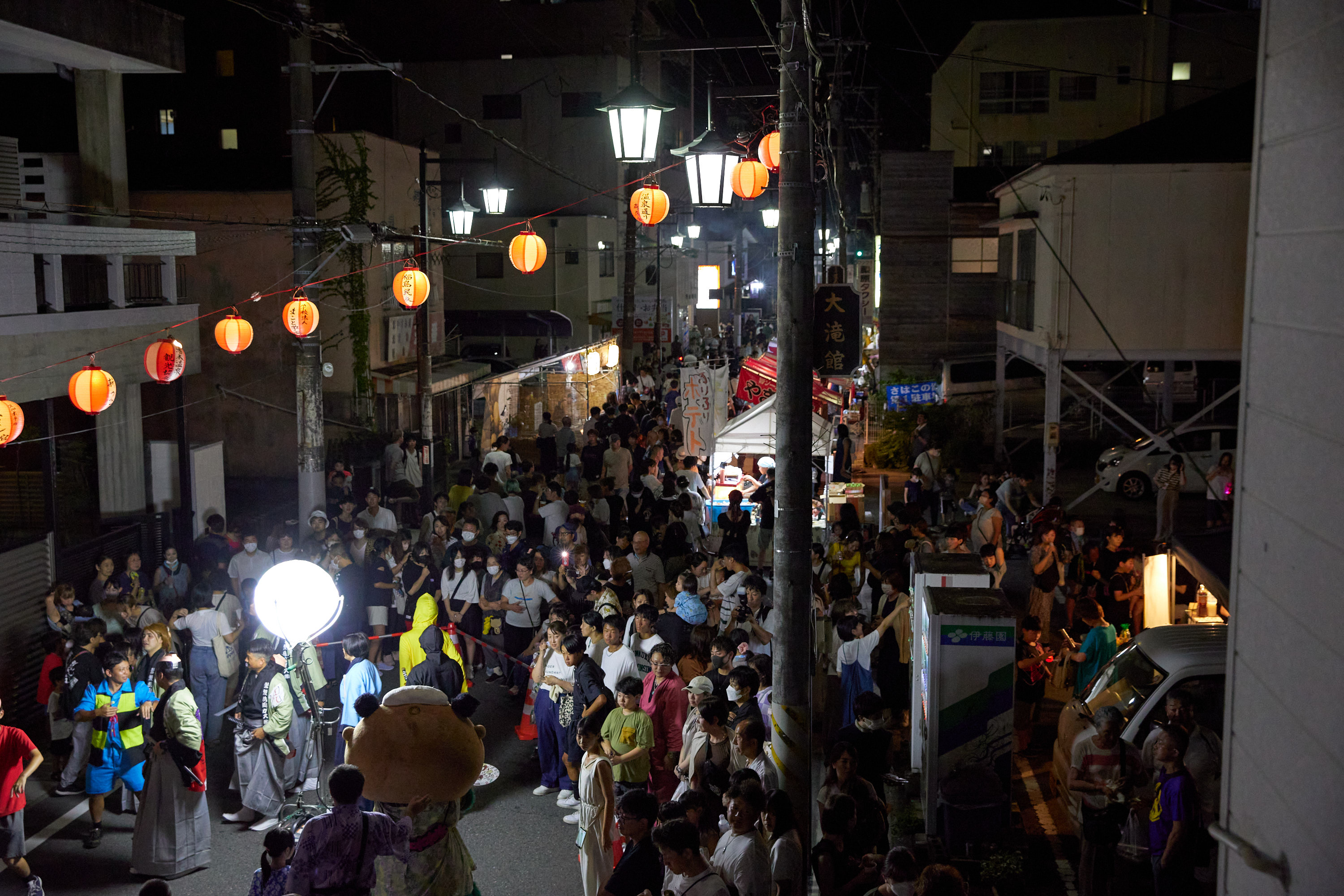 夜の表町通り・提灯の灯り
