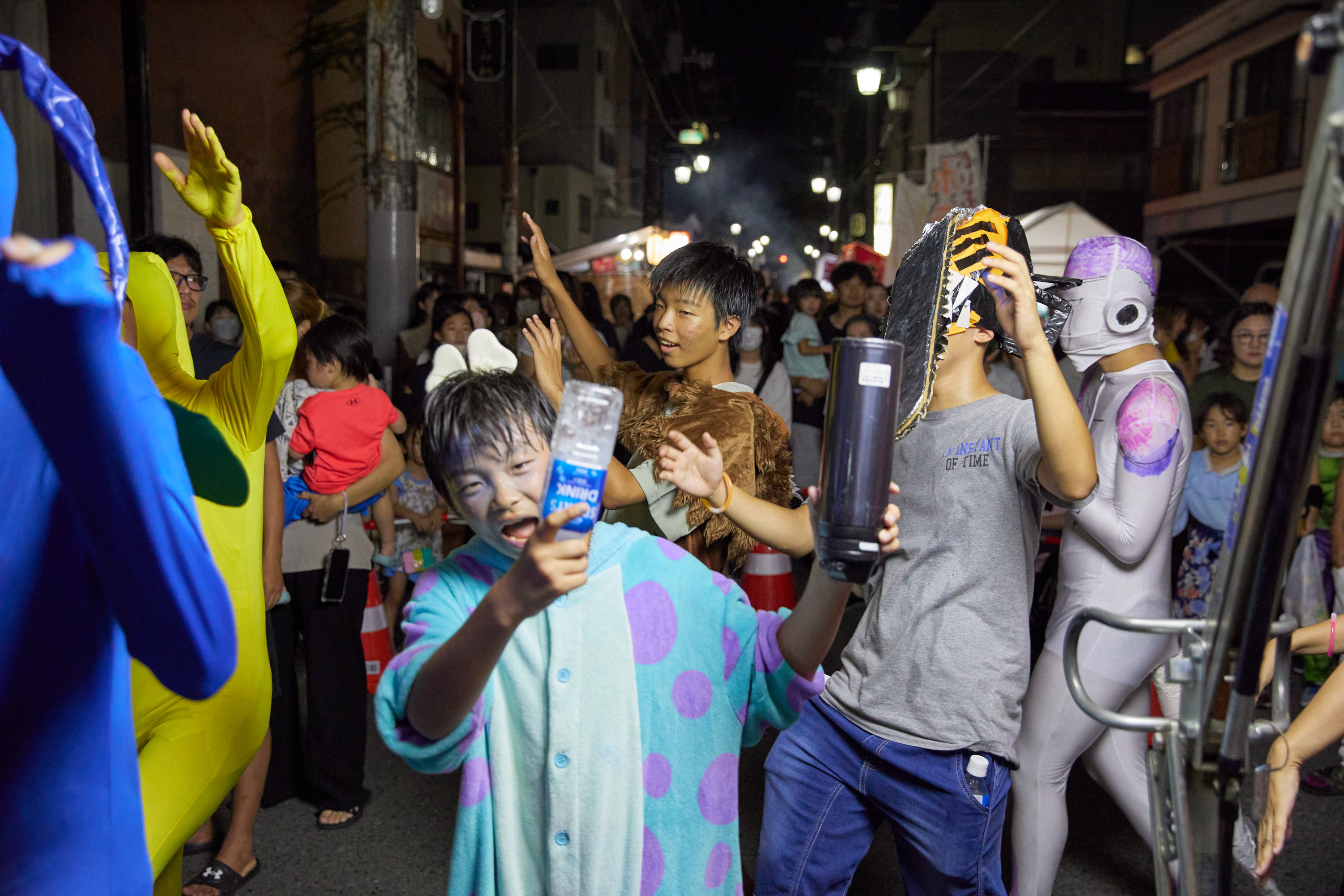 仮装で踊る参加者たち